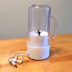 Romoro Portable Crusher Juicer USB Recharcheable & Compact Design